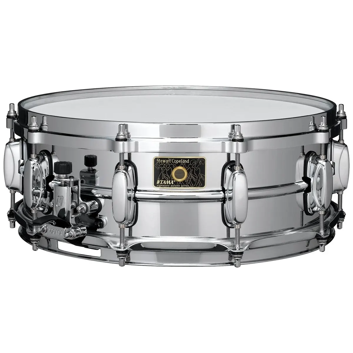 Die Tama Stewart Copeland SD 14x5 Snare Drum in silber hat verchromte Hardware, einen Messingkessel und einen Aufkleber mit der Aufschrift Stewart Copeland.