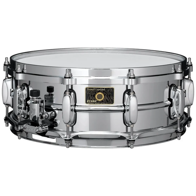 Die Tama Stewart Copeland SD 14x5 Snare Drum in silber hat verchromte Hardware, einen Messingkessel und einen Aufkleber mit der Aufschrift Stewart Copeland.