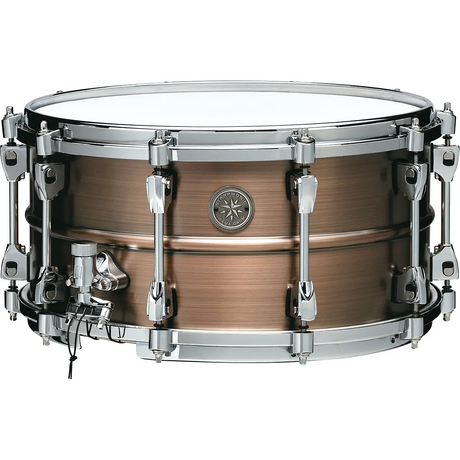 Die Tama STARPHONIC Copper PCP147 Snare in braun hat verchromte Hardware und ein durchsichtiges Schlagzeugfell, das das Kupferkessel-Design in der Seitenansicht zeigt.