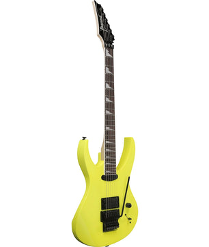 Die Ibanez Genesis 540PIII-DY E-Gitarre - Gelb von Ibanez hat eine spitze Kopfplatte und schwarze Hardware, ideal für Metal-Gitarristen, und ist aufrecht stehend auf weißem Hintergrund abgebildet.