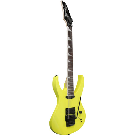 Die Ibanez Genesis 540PIII-DY E-Gitarre - Gelb von Ibanez hat eine spitze Kopfplatte und schwarze Hardware, ideal für Metal-Gitarristen, und ist aufrecht stehend auf weißem Hintergrund abgebildet.