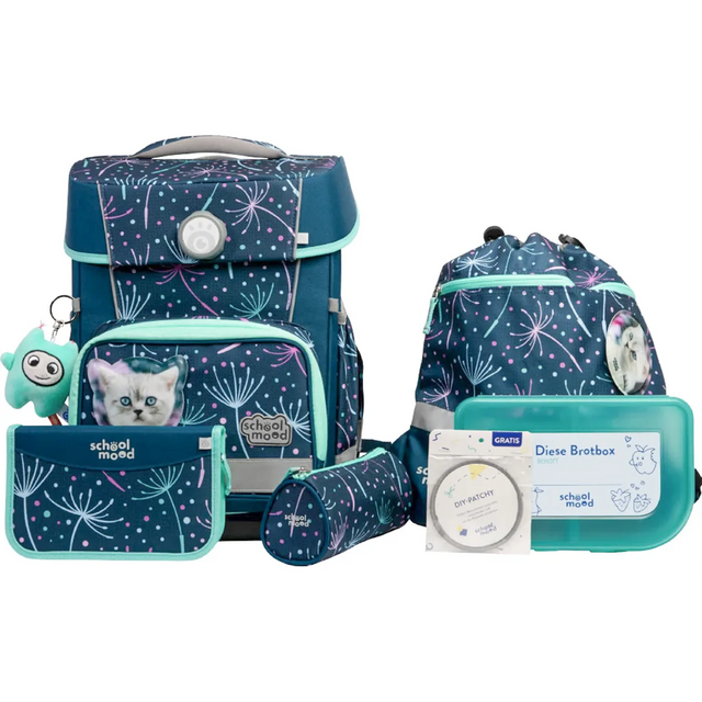 Das School-Mood Champion Schulranzen-Set 7-teilig "Lina" mit Pusteblumen-Print und Katzenmotiv ist ideal für die Klassen 1-4. Enthält Schulranzen, Kordeltasche, Federmäppchen, Brotdose, Schlüsselanhänger und mehr.