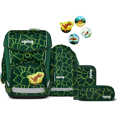Das ergobag Cubo Set (2025) BärRex von ergobag besteht aus einem grünen Schulranzen mit Schildkrötenpanzer-Muster, Dinosaurier-Zubehör, vier Dinosaurier-Ansteckern und einem ergonomischen Design für bequemes Tragen.