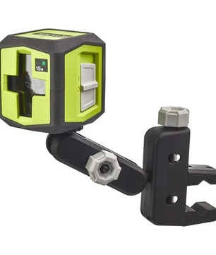 Der Ryobi RBCLLG1 Kreuzlinienlaser - grün von Ryobi ist auf einer verstellbaren schwarzen Klemme mit grauen Knöpfen montiert und verfügt über eine Selbstnivellierung zur präzisen Ausrichtung.