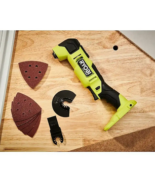 Ein Ryobi ONE+HP Akku-Multifunktionswerkzeug RMT18X-0 mit bürstenlosem Motor, Schleifpads und Aufsätzen der Marke Ryobi auf einer Holzoberfläche.