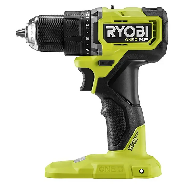 Ein grüner RYOBI 18V ONE+ HP Compact RDD18C1-0 C Akku-Bohrschrauber mit sichtbarem Griff und Bohrfutter, von der Seite gesehen. Dieses Modell von Ryobi verfügt über einen bürstenlosen Motor für optimale Leistung und Langlebigkeit.