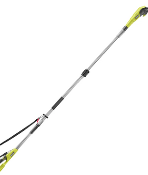 Der Ryobi RY18PP20A-0 Akku-Hochentaster in Grün verfügt über einen Teleskopstiel und ein kompaktes Kettensägeblatt am Ende, wodurch er sich perfekt für die Baumpflege eignet.
