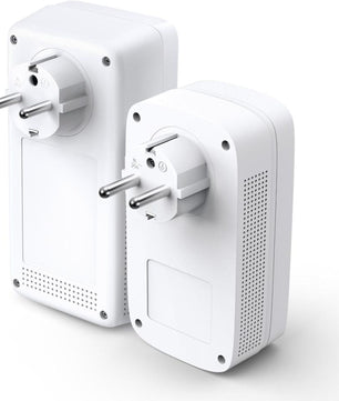 Zwei TP-Link TL-WPA1300P Kit Powerline-Adapter in Weiß mit europäischen Steckern, dargestellt von hinten und von der Seite auf weißem Hintergrund - perfekt für die Erweiterung Ihres Heimnetzwerks mit zuverlässiger TP-Link-Konnektivität.