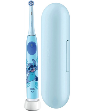 Die Oral-B iO Kids 6+ Disney Stitch Zahnbürste in Hellblau hat ein Stitch-Design und wird mit einem passenden Reiseetui geliefert. Kompatibel mit der Disney Magic Timer App für extra viel Spaß beim Zähneputzen, von Oral-B.