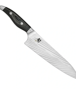 Das KAI Shun Nagare 20 cm Kochmesser – schwarz verfügt über eine Klinge aus gemustertem Damaststahl und einen schwarzen Griff mit zwei Nieten, inspiriert von der Präzision japanischer Küchenmesser.