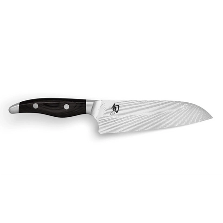 Das KAI Shun Nagare Black Santoku – schwarz ist ein Messer im japanischen Stil mit einem dunklen Griff und einer gemusterten Klinge aus rostfreiem Stahl, inspiriert von der KAI Shun Nagare Black-Serie.