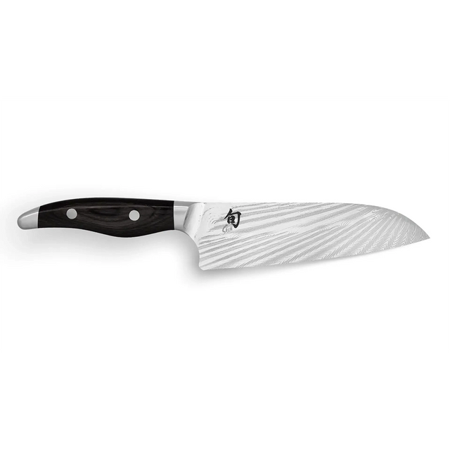 Das KAI Shun Nagare Black Santoku – schwarz ist ein Messer im japanischen Stil mit einem dunklen Griff und einer gemusterten Klinge aus rostfreiem Stahl, inspiriert von der KAI Shun Nagare Black-Serie.