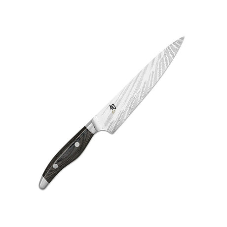 Das KAI Shun NDC-0701 Nagare Allzweckmesser von KAI verfügt über eine gemusterte Klinge und einen Griff aus dunklem Holz und ist hier isoliert vor einem weißen Hintergrund abgebildet.