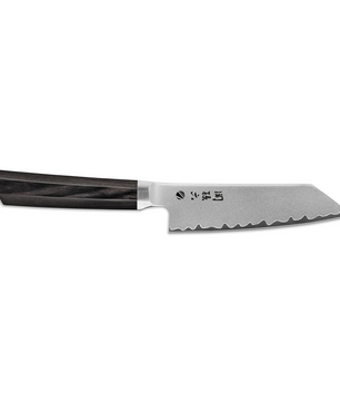 Das KAI AE-5500 Seki Magoroku Kaname Kiritsuke von KAI ist ein handgefertigtes japanisches Messer mit schwarzem Holzgriff und einer breiten, silbernen Klinge aus VG-Xeos-Stahl, die mit dekorativen Ausschnitten verziert ist.