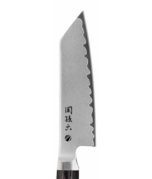 Das KAI AE-5500 Seki Magoroku Kaname Kiritsuke von KAI besticht durch eine wellenförmige Klinge aus VG Xeos-Stahl und einen schwarzen Griff, kunstvoll präsentiert auf weißem Hintergrund.