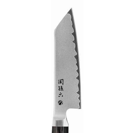 Das KAI AE-5500 Seki Magoroku Kaname Kiritsuke von KAI besticht durch eine wellenförmige Klinge aus VG Xeos-Stahl und einen schwarzen Griff, kunstvoll präsentiert auf weißem Hintergrund.