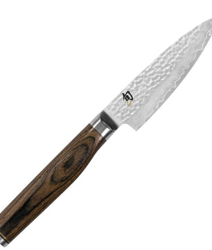 Das KAI Shun Premier TDM-1700 Officemesser 9 cm von KAI hat eine gehämmerte Damaststahlklinge und einen braunen Holzgriff, abgebildet auf einem weißen Hintergrund.