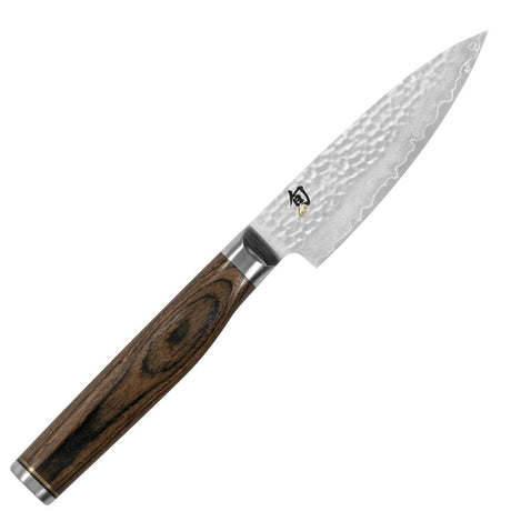 Das KAI Shun Premier TDM-1700 Officemesser 9 cm von KAI hat eine gehämmerte Damaststahlklinge und einen braunen Holzgriff, abgebildet auf einem weißen Hintergrund.