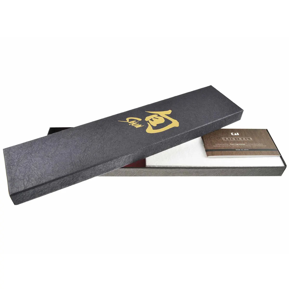 Eine rechteckige schwarze Geschenkbox mit goldener Beschriftung, die teilweise geöffnet ist, um eine Karte und das weiße Innere zu präsentieren – eine elegante Verpackung für das KAI Shun DM-0728 Nakiri von KAI.