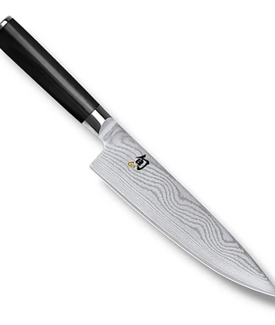 Das KAI DM-0706 Shun Kochmesser – schwarz ist ein Kochmesser im japanischen Stil mit einem dunklen Griff und einer gemusterten Klinge aus Damaszenerstahl, abgebildet auf weißem Hintergrund.