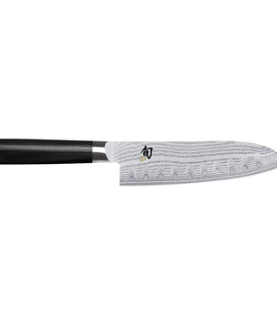 Das KAI DM-0718 Shun Santoku – schwarz verfügt über einen schwarzen Griff und eine auffällige Klinge aus rostfreiem Stahl mit Damaszener-Muster, die hier vor weißem Hintergrund abgebildet ist.