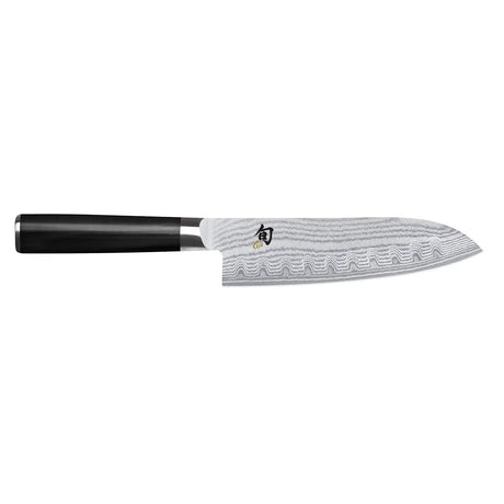 Das KAI DM-0718 Shun Santoku – schwarz verfügt über einen schwarzen Griff und eine auffällige Klinge aus rostfreiem Stahl mit Damaszener-Muster, die hier vor weißem Hintergrund abgebildet ist.
