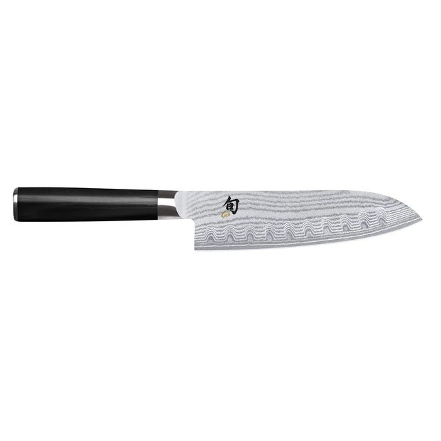 Das KAI DM-0718 Shun Santoku – schwarz verfügt über einen schwarzen Griff und eine auffällige Klinge aus rostfreiem Stahl mit Damaszener-Muster, die hier vor weißem Hintergrund abgebildet ist.