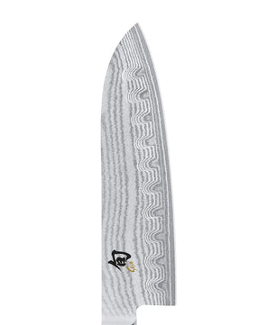 Das KAI DM-0718 Shun Santoku ist ein Kochmesser im japanischen Stil mit einer gemusterten Klinge aus Damaszenerstahl und einem schwarzen Logo in der Nähe des Griffs, hergestellt von KAI.