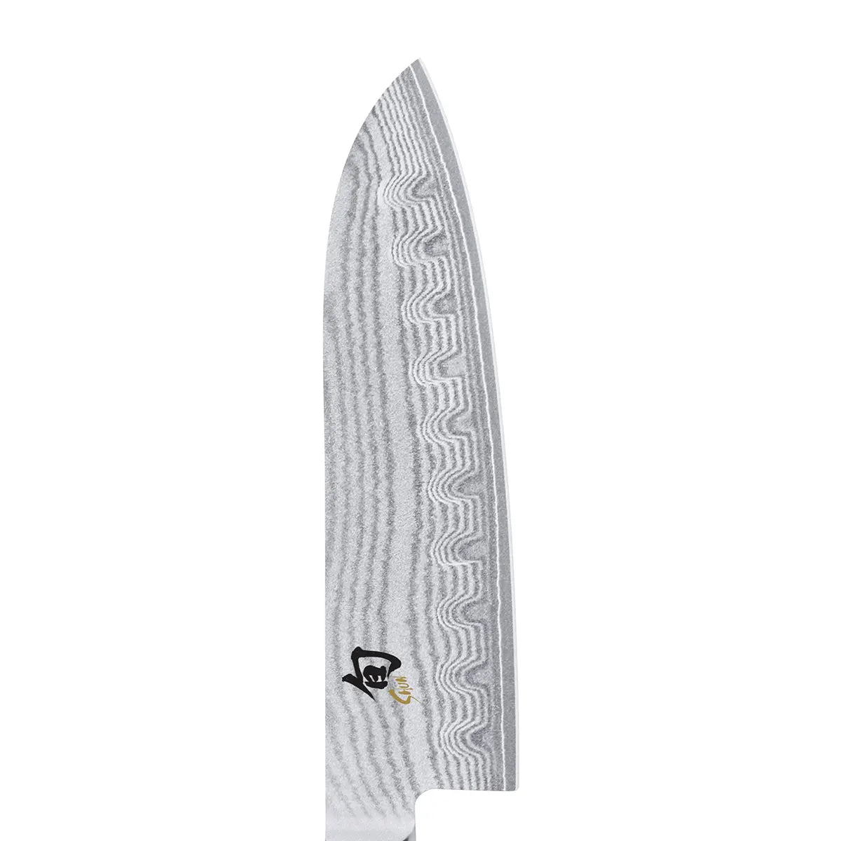 Das KAI DM-0718 Shun Santoku ist ein Kochmesser im japanischen Stil mit einer gemusterten Klinge aus Damaszenerstahl und einem schwarzen Logo in der Nähe des Griffs, hergestellt von KAI.