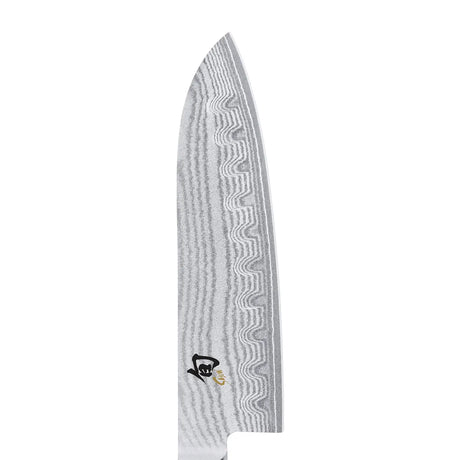 Das KAI DM-0718 Shun Santoku ist ein Kochmesser im japanischen Stil mit einer gemusterten Klinge aus Damaszenerstahl und einem schwarzen Logo in der Nähe des Griffs, hergestellt von KAI.