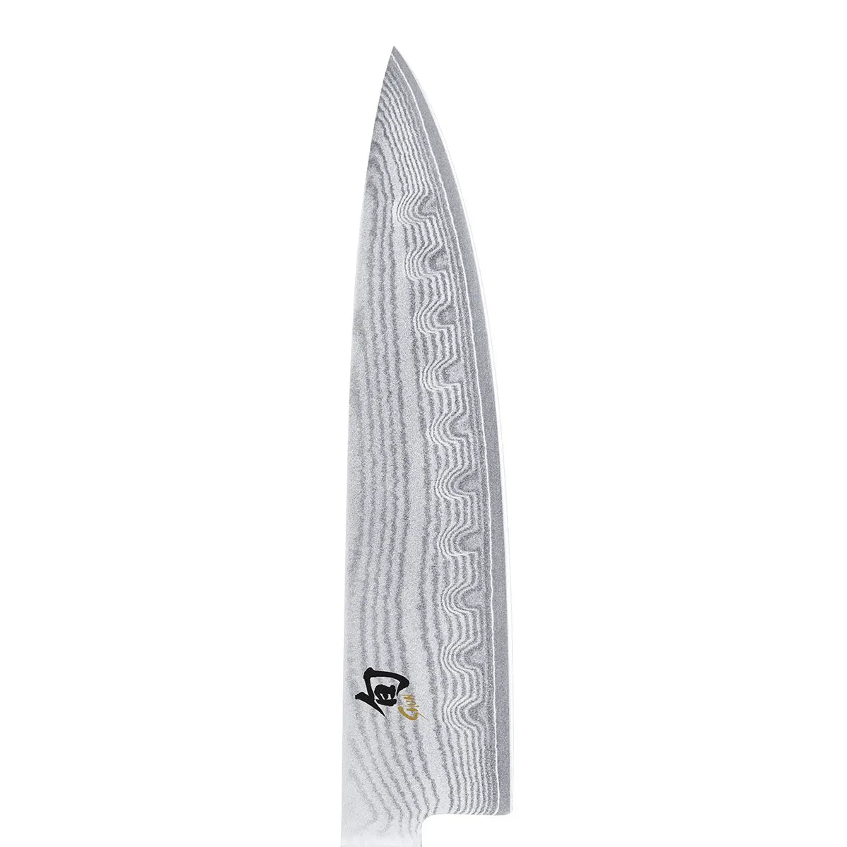 Das KAI DM-0719 Shun Kochmesser – schwarz verfügt über eine gemusterte Damaszener-Klinge und ein kleines schwarz-goldenes Emblem nahe des Griffs, das dem Messer eine elegante Note verleiht.