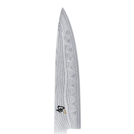Das KAI DM-0719 Shun Kochmesser – schwarz verfügt über eine gemusterte Damaszener-Klinge und ein kleines schwarz-goldenes Emblem nahe des Griffs, das dem Messer eine elegante Note verleiht.