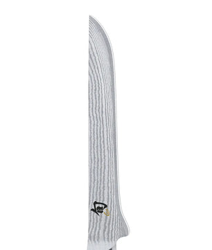 Nahaufnahme eines KAI Shun Tranchiermessers 15 cm - schwarze Klinge mit strukturiertem, gewelltem Damaszenerstahl-Muster und dem schwarzen KAI-Logo in der Nähe des Griffs.
