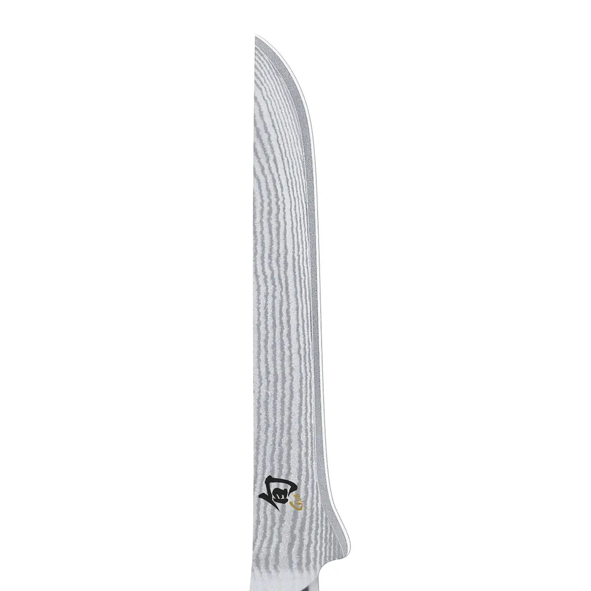 Nahaufnahme eines KAI Shun Tranchiermessers 15 cm - schwarze Klinge mit strukturiertem, gewelltem Damaszenerstahl-Muster und dem schwarzen KAI-Logo in der Nähe des Griffs.