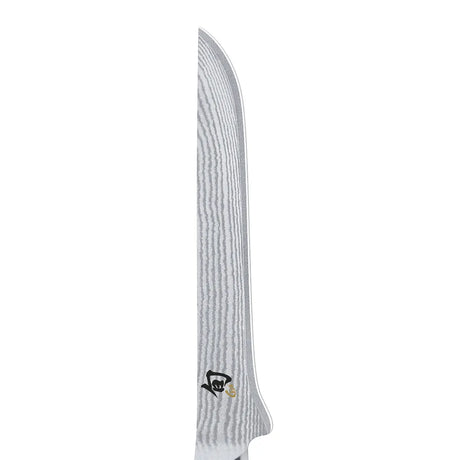 Nahaufnahme eines KAI Shun Tranchiermessers 15 cm - schwarze Klinge mit strukturiertem, gewelltem Damaszenerstahl-Muster und dem schwarzen KAI-Logo in der Nähe des Griffs.