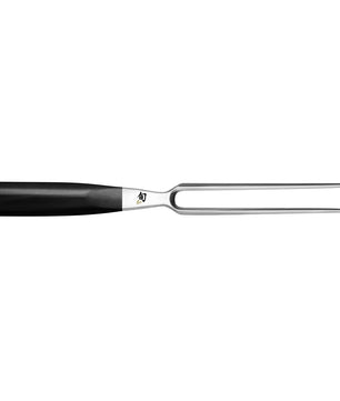 Das KAI DMS-200 Shun Tranchierset – schwarz enthält eine elegante Tranchiergabel aus Edelstahl mit schwarzem Griff und scharfen Zinken, die sich ideal für die Verwendung mit Ihrem Damaststahl-Tranchiermesser eignet.