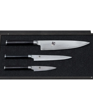 Das exklusive KAI DMS-300 Shun-Messerset – schwarz umfasst drei japanische Küchenmesser aus Damaszenerstahl, von groß bis klein, perfekt für anspruchsvolle Köche.