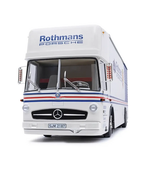 Das Schuco Mercedes-Benz O 317 Sammlermodell - weiß ist ein detailgetreues weißes Sammlermodell im Maßstab 1:18, perfekt für Modellauto-Enthusiasten und eine hervorragende Ergänzung für jede Sammlung.