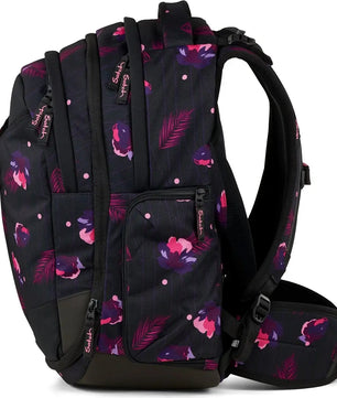 Ergonomisch und erweiterbar: Der Satch Match Schulrucksack - Mystic Nights von Satch bietet mehrere Taschen, gepolsterte Schultergurte und ein florales Design in Schwarz mit pink-lilanen Blumen- und Blattmustern für hohen Tragekomfort.