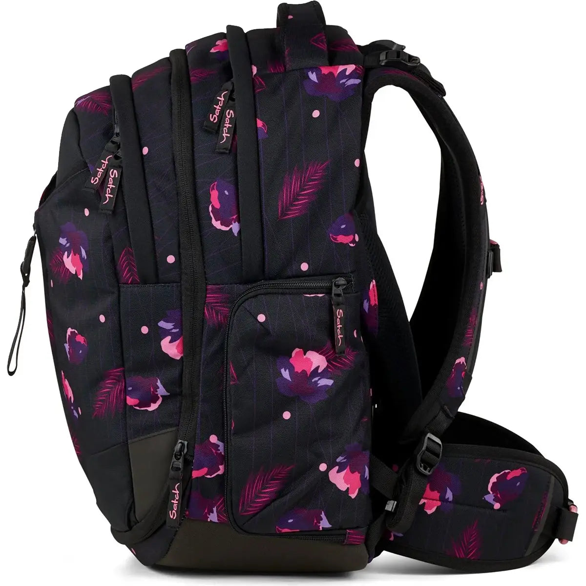 Ergonomisch und erweiterbar: Der Satch Match Schulrucksack - Mystic Nights von Satch bietet mehrere Taschen, gepolsterte Schultergurte und ein florales Design in Schwarz mit pink-lilanen Blumen- und Blattmustern für hohen Tragekomfort.