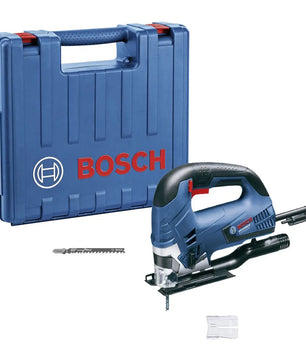 Die Bosch GST 90 BE Professional Stichsäge von Bosch ist mit einem blauen Koffer, einem Sägeblatt und einem durchsichtigen Kunststoffschutz auf weißem Hintergrund abgebildet.