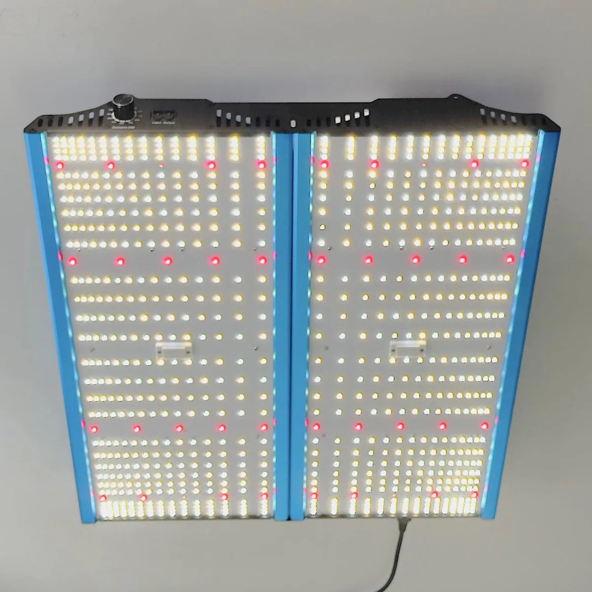 Die CASSY LED Pflanzenlampe - blau von CASSY LED ist ein rechteckiges LED-Panel mit vielen kleinen weißen und roten LEDs, das sich perfekt als dimmbare Pflanzenleuchte für die Versorgung von Zimmerpflanzen mit Vollspektrumlicht eignet.
