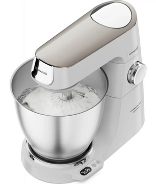 Die Küchenmaschine „Kenwood Titanium Chef Baker XL KVL65.001WH“ in Silber verfügt über eine geräumige 7-Liter-Rührschüssel aus Edelstahl und ein digitales Display am Sockel, wodurch sie sich perfekt zum Schlagen von Sahne eignet. Inspiriert vom modernen Stil vereint dieses Kenwood-Gerät fortschrittliche Funktionalität mit elegantem Design.