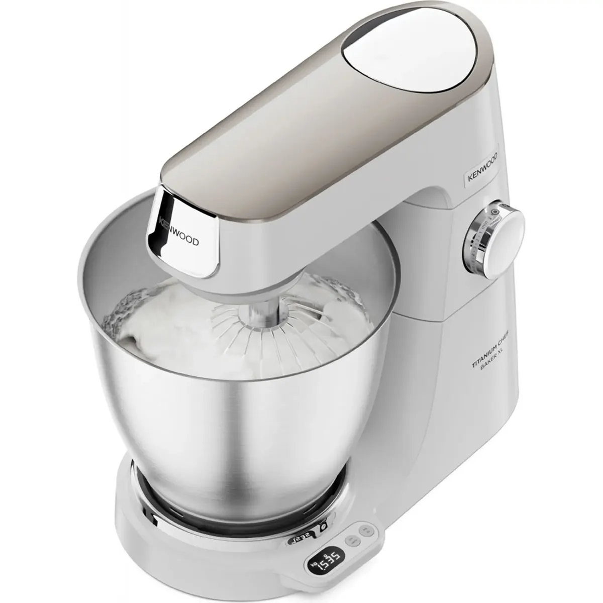 Die Küchenmaschine „Kenwood Titanium Chef Baker XL KVL65.001WH“ in Silber verfügt über eine geräumige 7-Liter-Rührschüssel aus Edelstahl und ein digitales Display am Sockel, wodurch sie sich perfekt zum Schlagen von Sahne eignet. Inspiriert vom modernen Stil vereint dieses Kenwood-Gerät fortschrittliche Funktionalität mit elegantem Design.