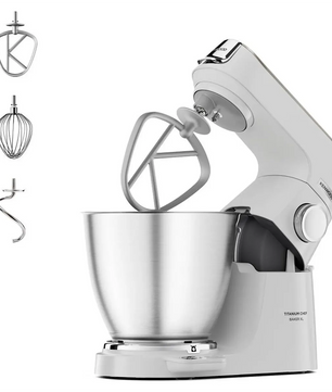Die Küchenmaschine „Kenwood Titanium Chef Baker XL KVL65.001WH“ in Silber ist auf dem Bild mit Schneebesen, Knethaken und Flachrührer abgebildet.