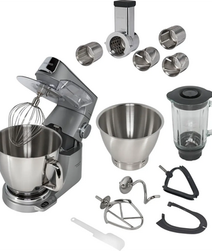 Die Küchenmaschine „Kenwood Titanium Chef Baker KVC85.314SI“ in Silber von Kenwood, ausgestattet mit zwei Rührschüsseln, einer EasyWeigh-Waage, einem Mixer, verschiedenen Aufsätzen, Reibetrommeln und einem Spatel, ist vor einem weißen Hintergrund abgebildet.