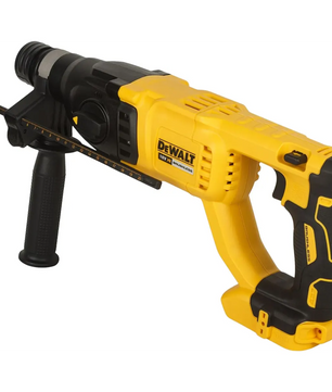 Der DEWALT DCH133N-XJ Akku-Kombihammer in Gelb ist ein 18-V-Akku-Bohrhammer mit SDS-plus-Werkzeugaufnahme, Seitengriff und Tiefenanschlag, hier isoliert auf weißem Hintergrund abgebildet.