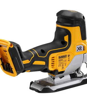 Die DEWALT DCS335N-XJ 18V XR Akku-Pendelhubstichsäge in Gelb und Schwarz mit einem robusten Metallgehäuse wird vor einem weißen Hintergrund präsentiert. Dieses Akku-Elektrowerkzeug bietet präzise Schnittleistung für eine Vielzahl von Anwendungen.