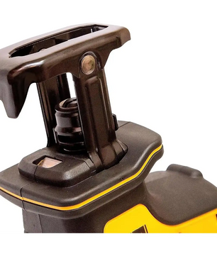 Nahaufnahme der gelben DEWALT DCS369 Akku-Säbelsäge mit Klingenklemme und Griff, die das 18V-Design mit bürstenlosem Motor für effiziente Leistung zeigt.
