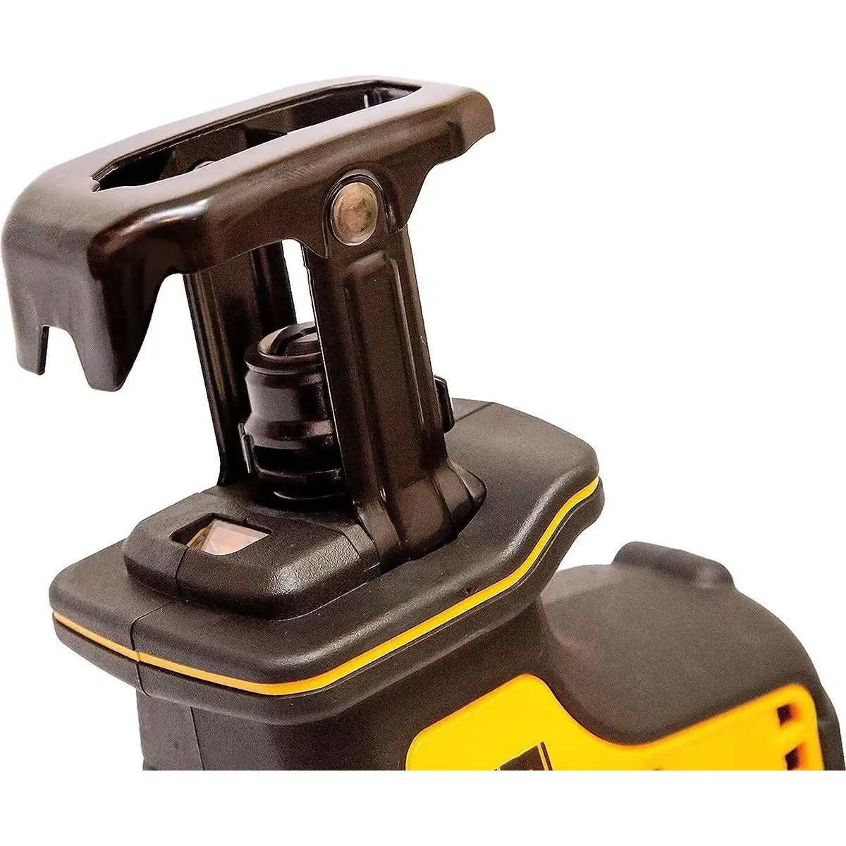 Nahaufnahme der gelben DEWALT DCS369 Akku-Säbelsäge mit Klingenklemme und Griff, die das 18V-Design mit bürstenlosem Motor für effiziente Leistung zeigt.